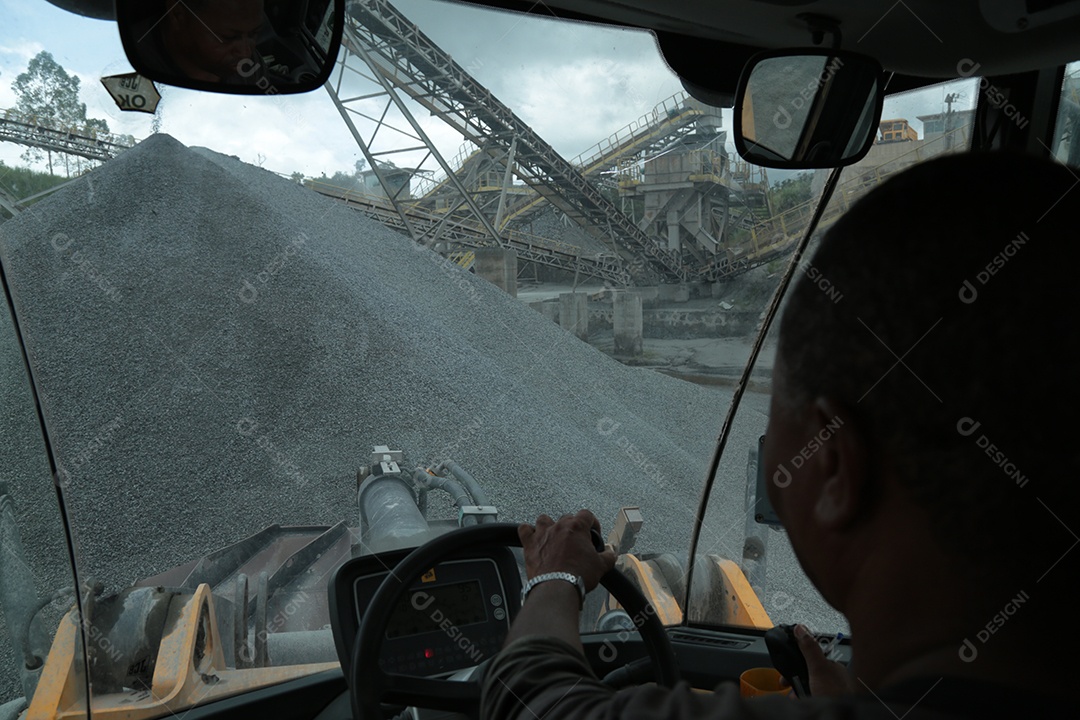 Um motorista de pá carregadeira em uma mineração