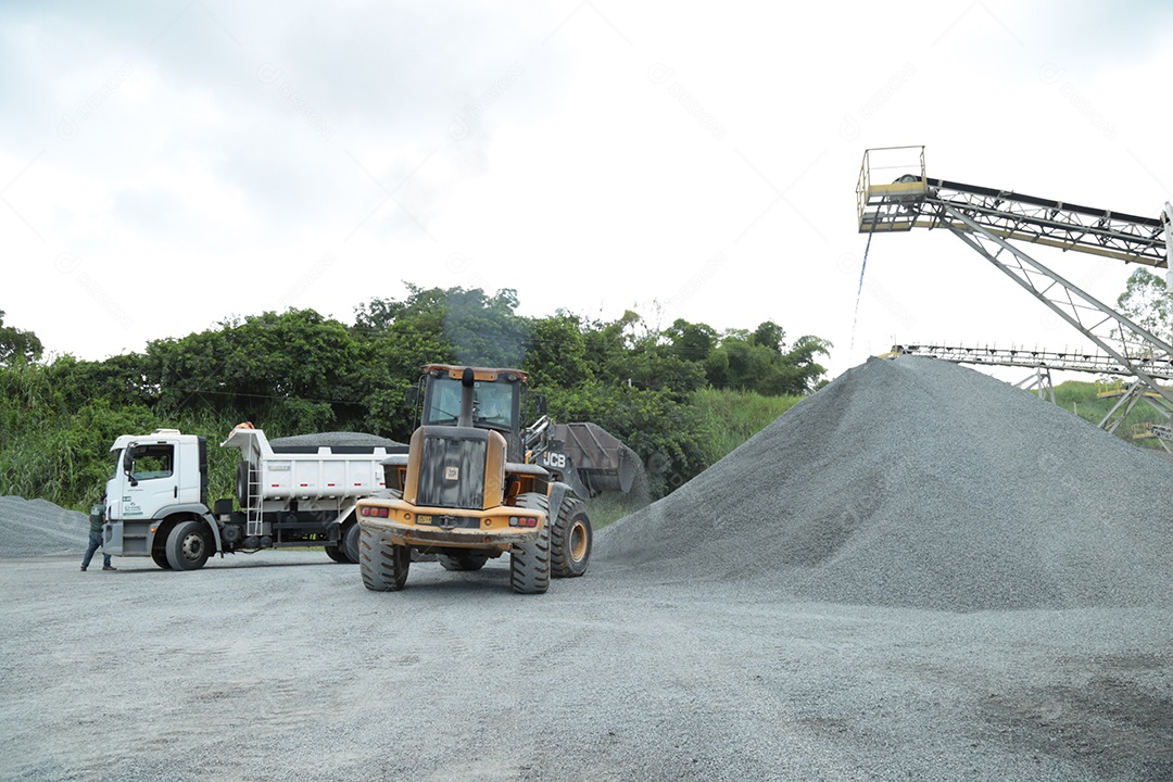 Caminhão e tratores em um dia de trabalho na mineradora