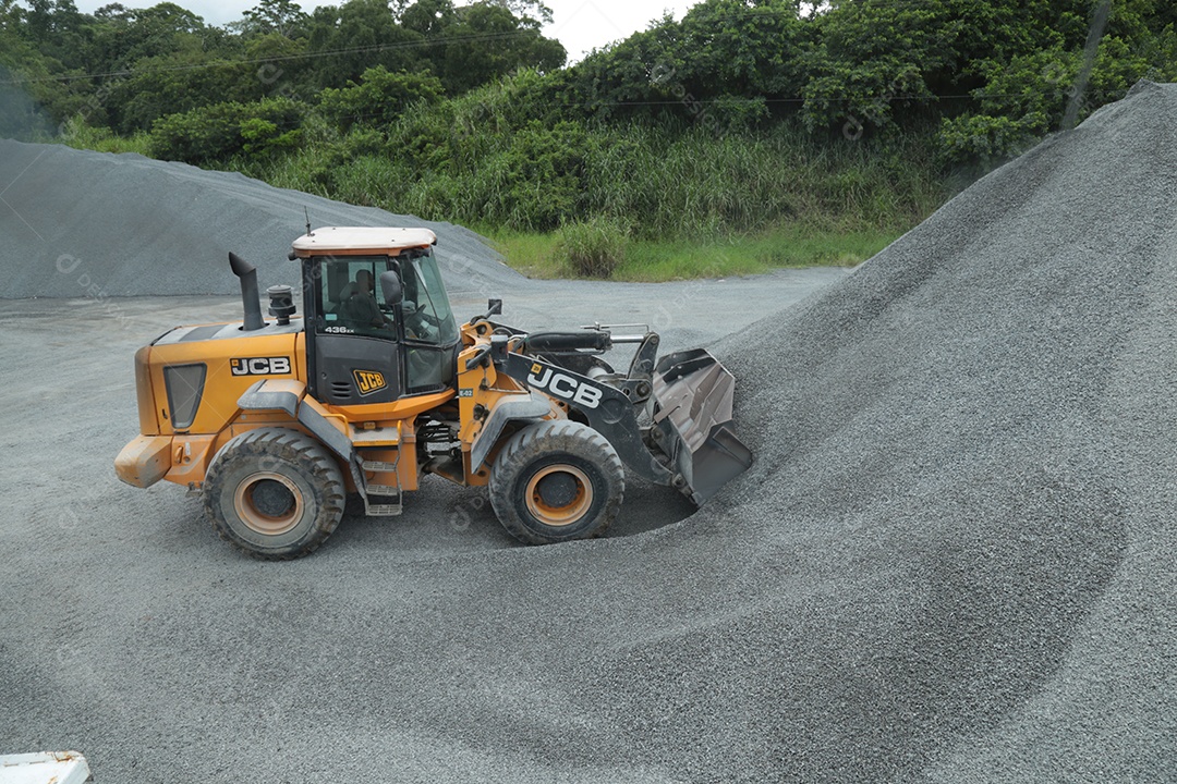 Trator de pá carregadeira trabalhando em mineradora