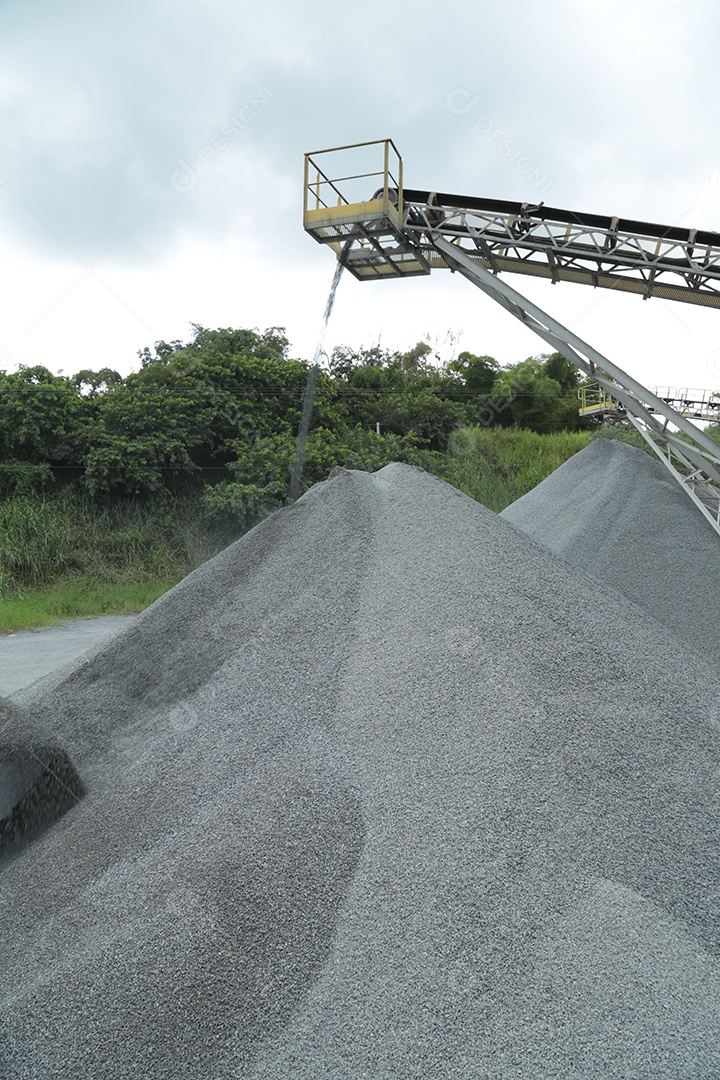 Mineradora com equipamentos caindo areia