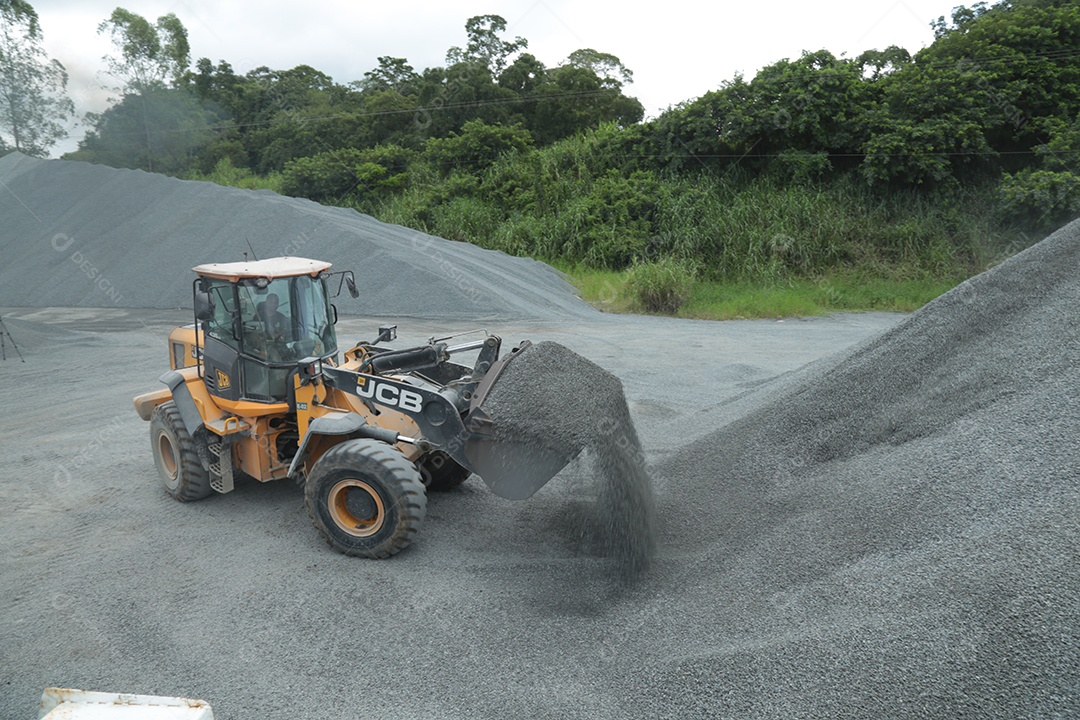 Trator de pá carregadeira trabalhando em mineradora