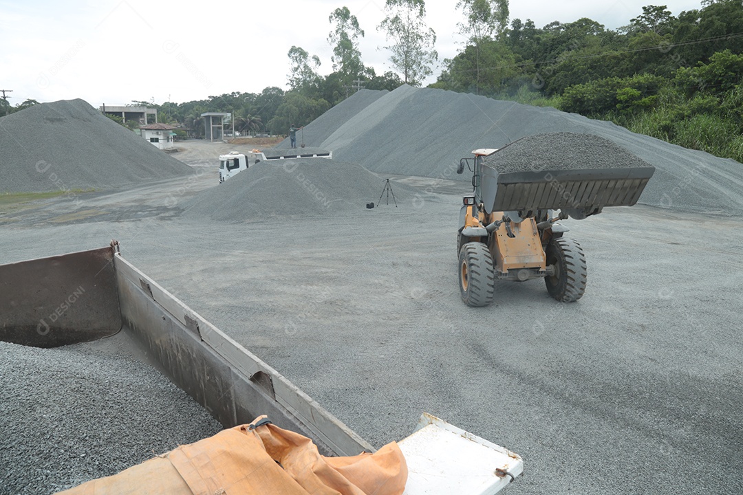 Trator de pá carregadeira trabalhando em mineradora