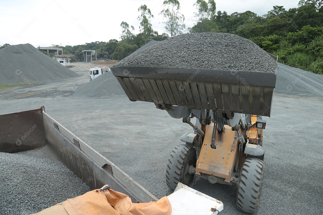 Pá carregadeira em construtora de mineração