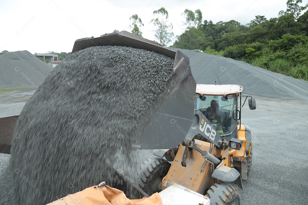Pá carregadeira em construtora de mineração