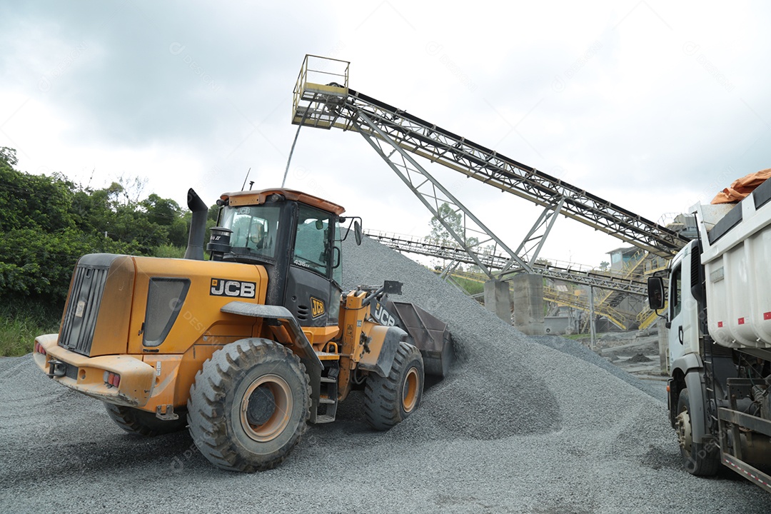 Caminhão e tratores em um dia de trabalho na mineradora