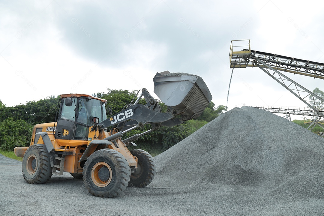 Pá carregadeira em construtora de mineração