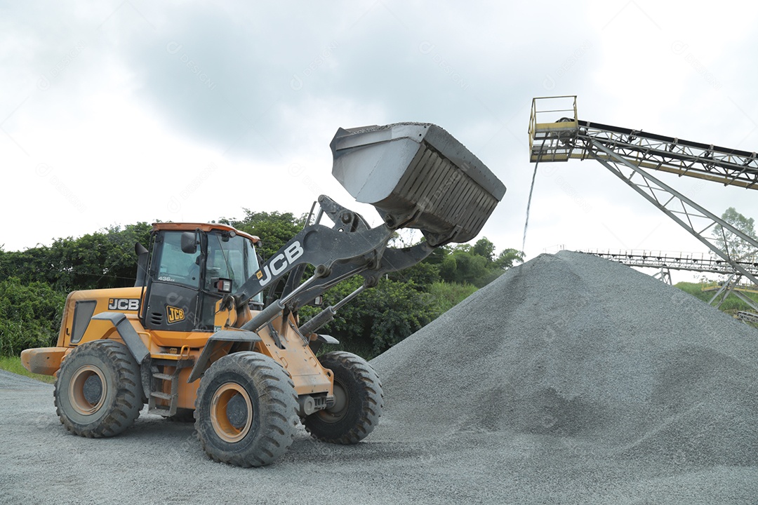 Pá carregadeira em construtora de mineração