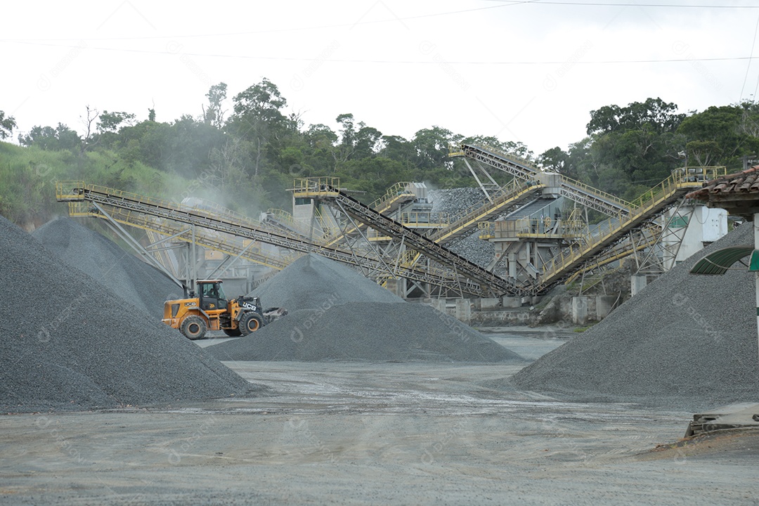 Pá carregadeira em construtora de mineração