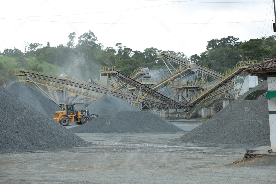 Trator de pá carregadeira trabalhando em mineradora