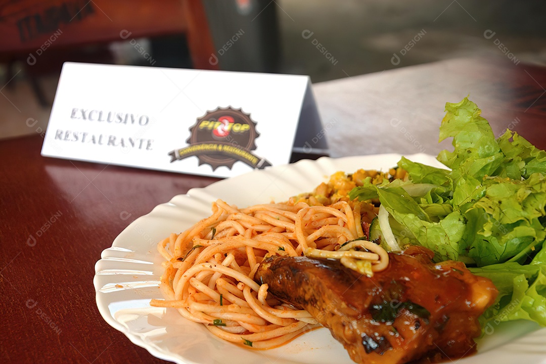 Prato de comida deliciosa em uma mesa