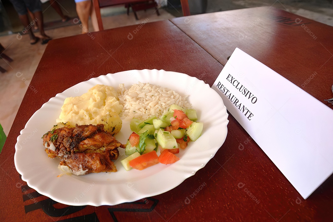 Mesa de um restaurante com prato de comida deliciosa