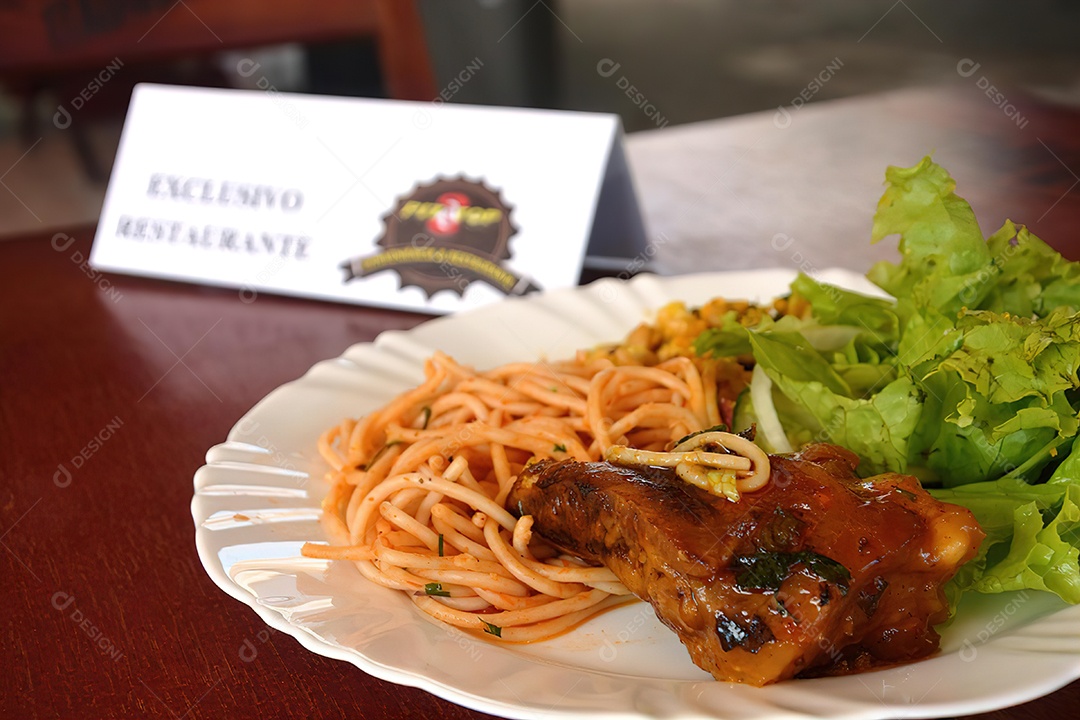 Mesa de um restaurante com prato de comida deliciosa
