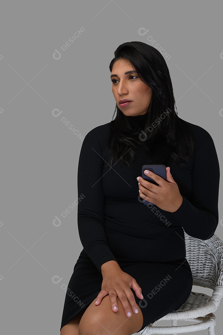 Linda mulher com celular nas mãos