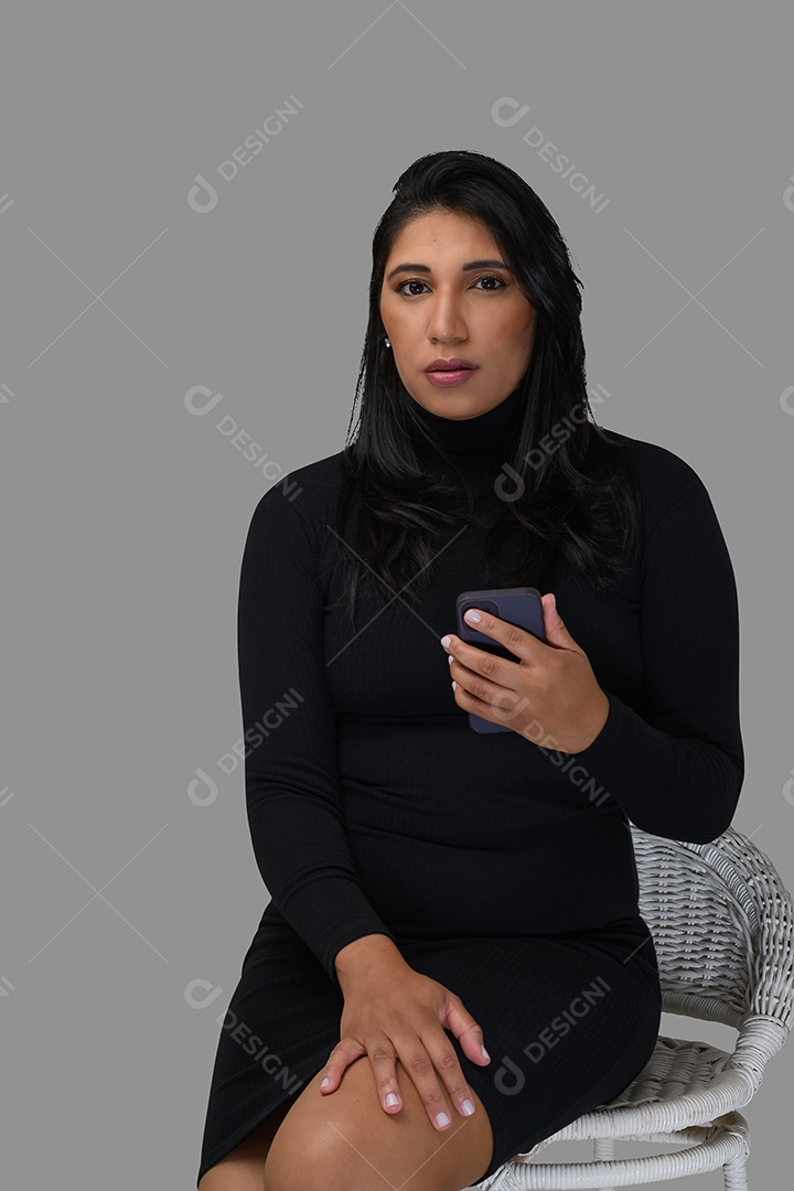 Linda mulher com celular nas mãos