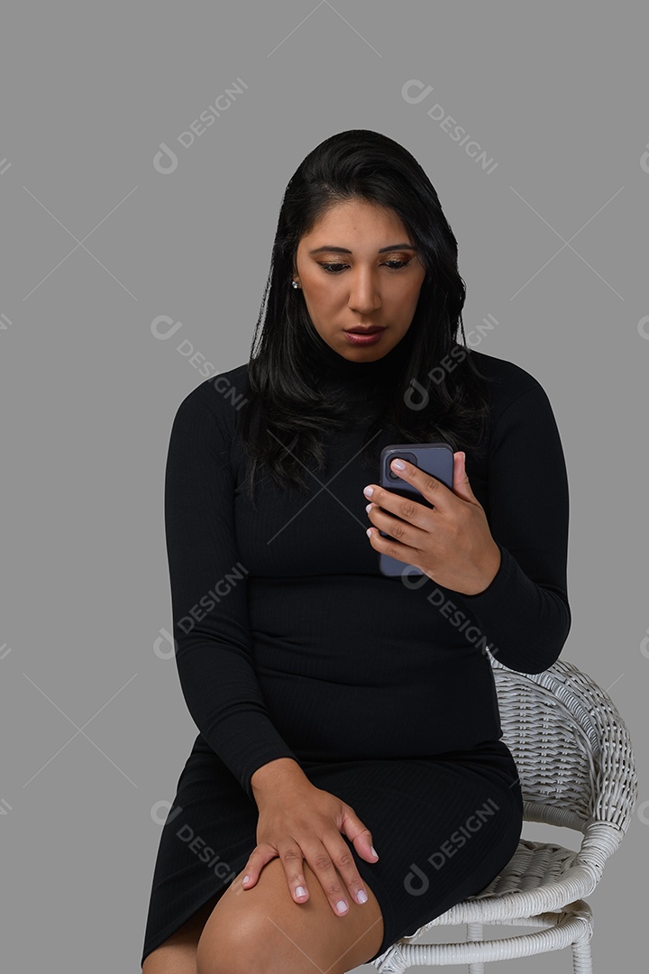 Linda mulher moderna e celular nas mãos