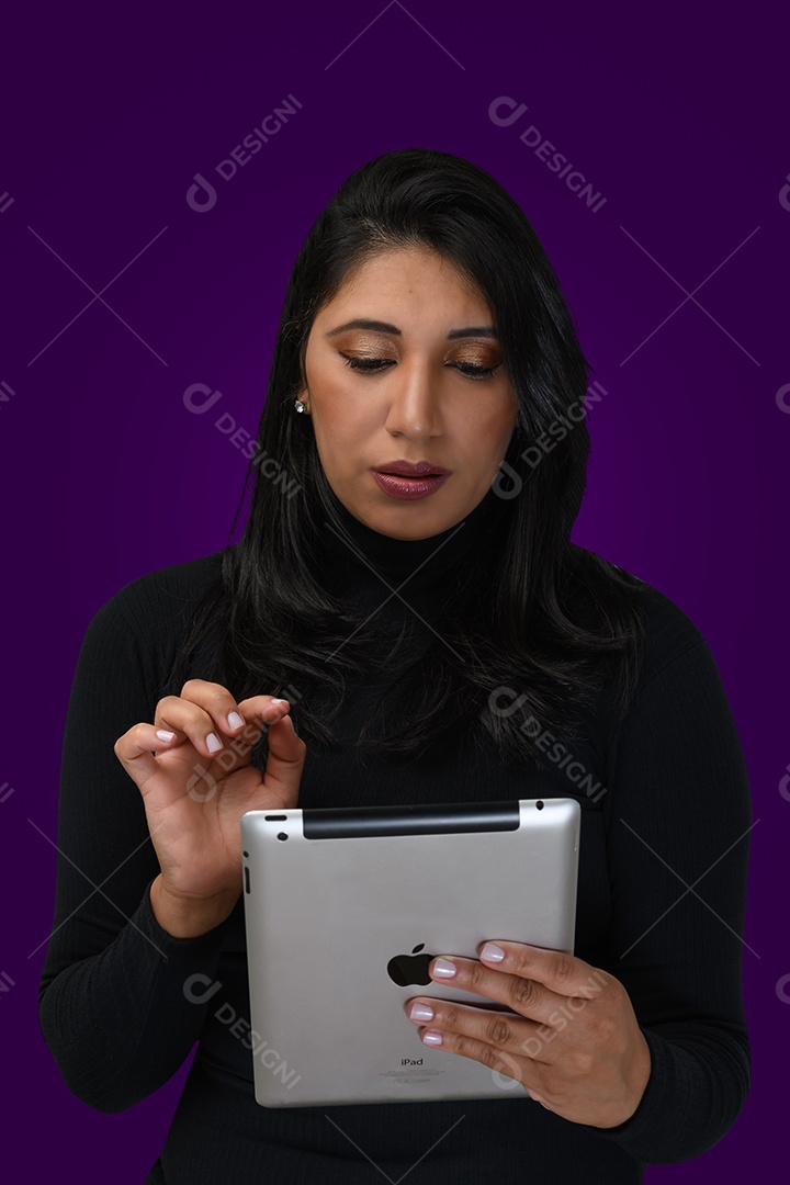 Linda mulher usando tablet nas mãos