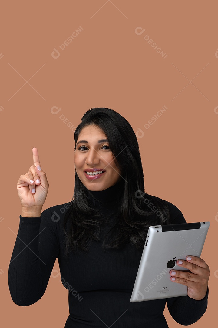 Linda mulher apontando para cima e tablet nas mãos