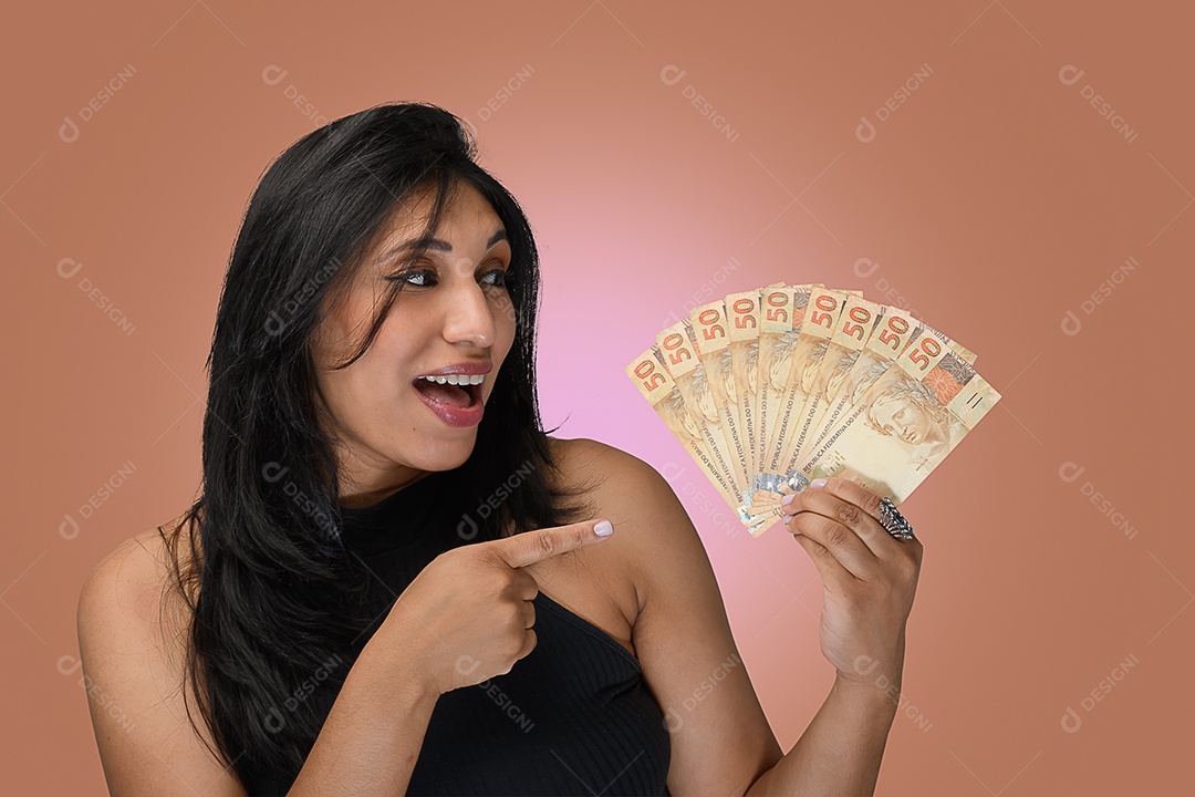 Linda mulher com dinheiro nas mãos apontando