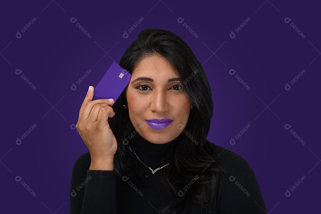 Mulher com cartão nubank