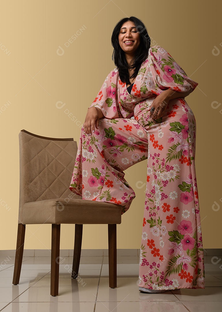 Uma linda mulher com pé na cadeira fazendo poses