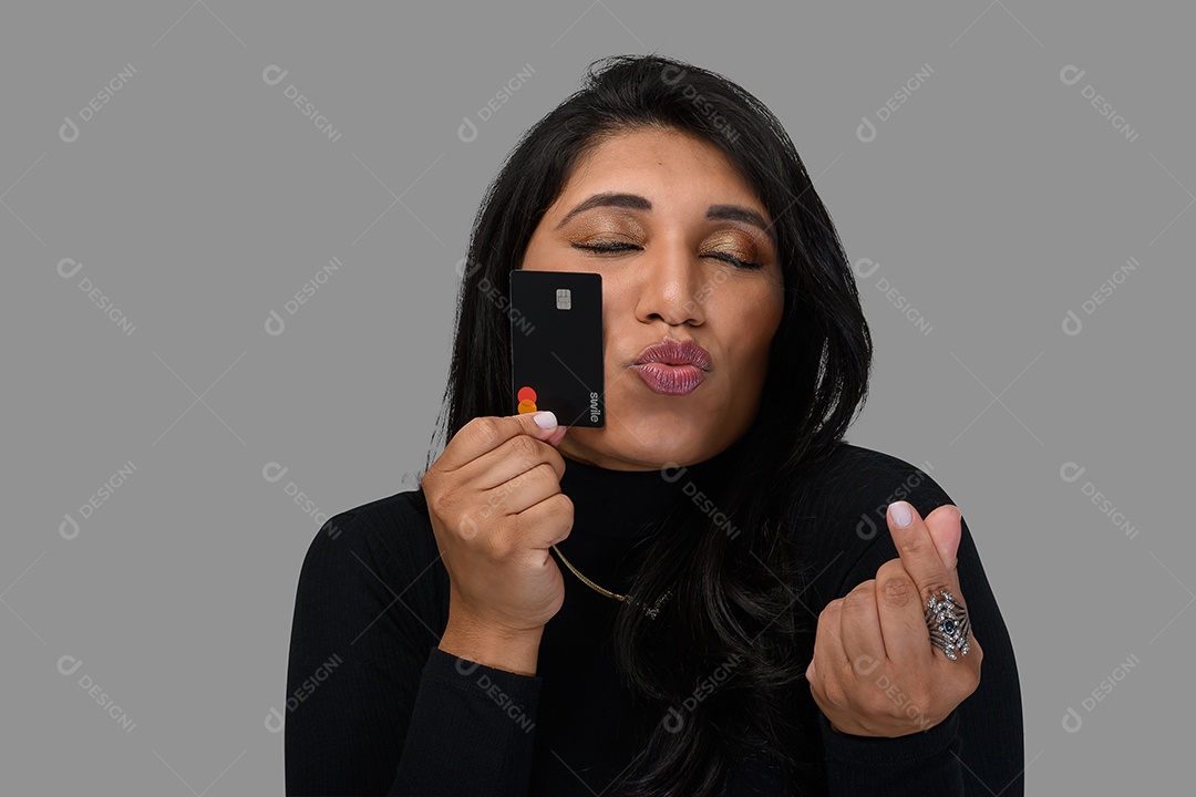 Mulher com pose feliz segurando cartão de crédito nas mãos