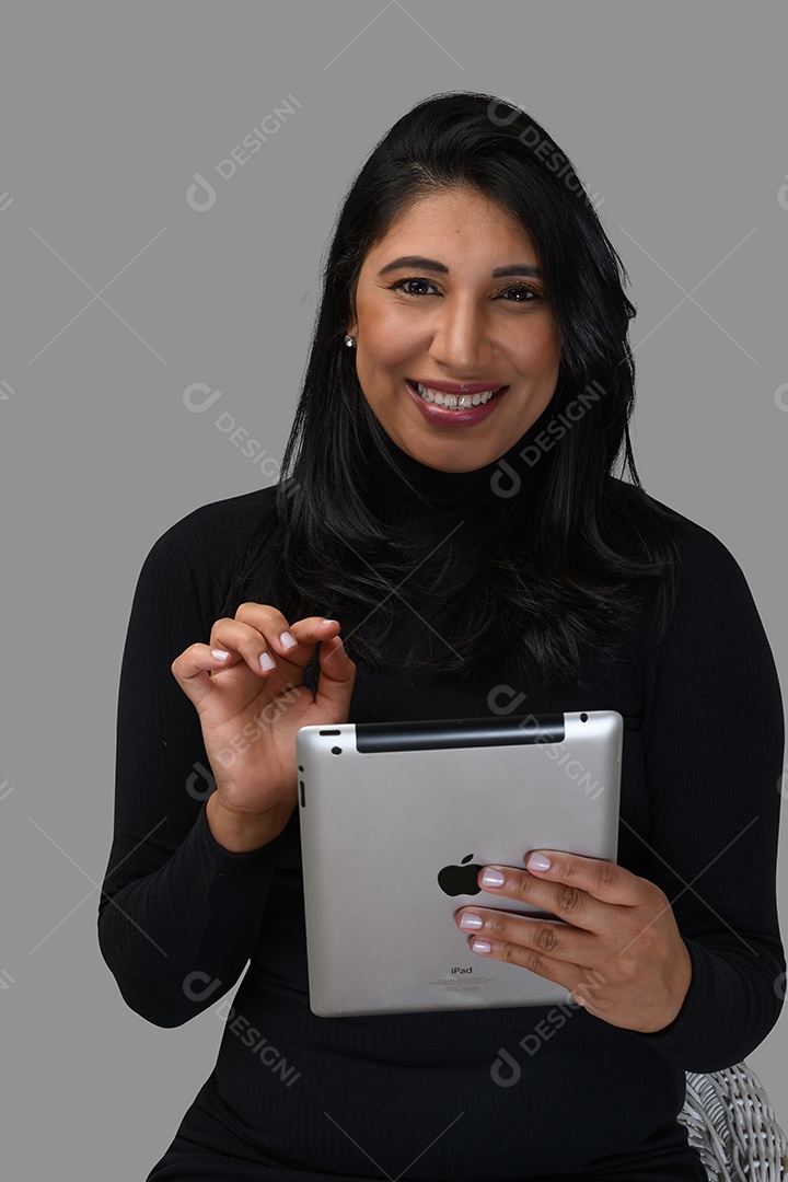 Linda mulher com tablet nas mãso bem feliz