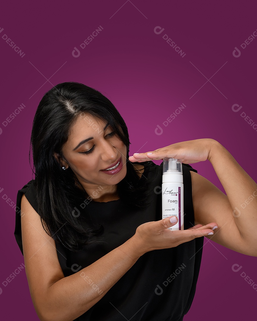 Mulher com frascco de cosmético nas mãos