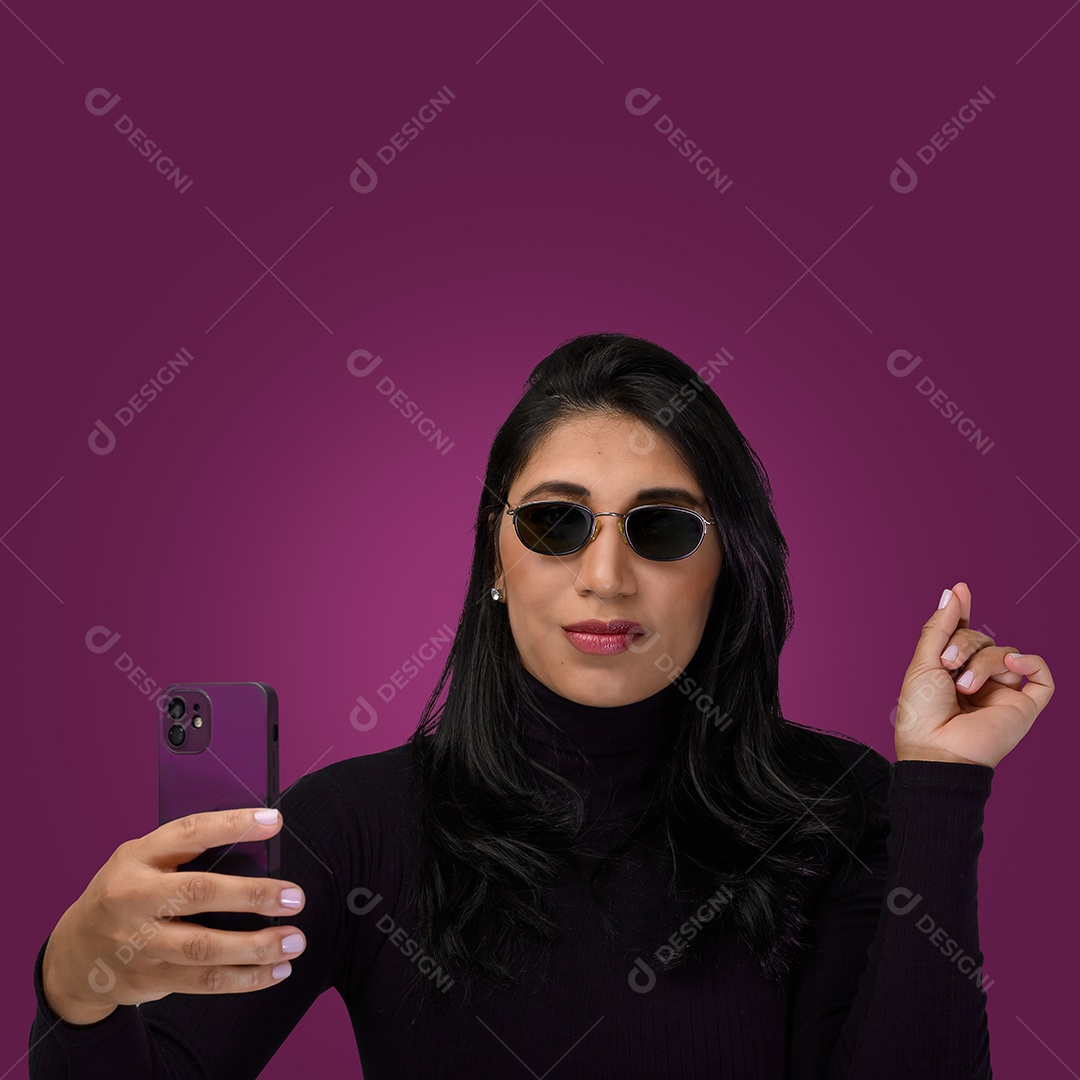 Uma linda mulher tirando selfie