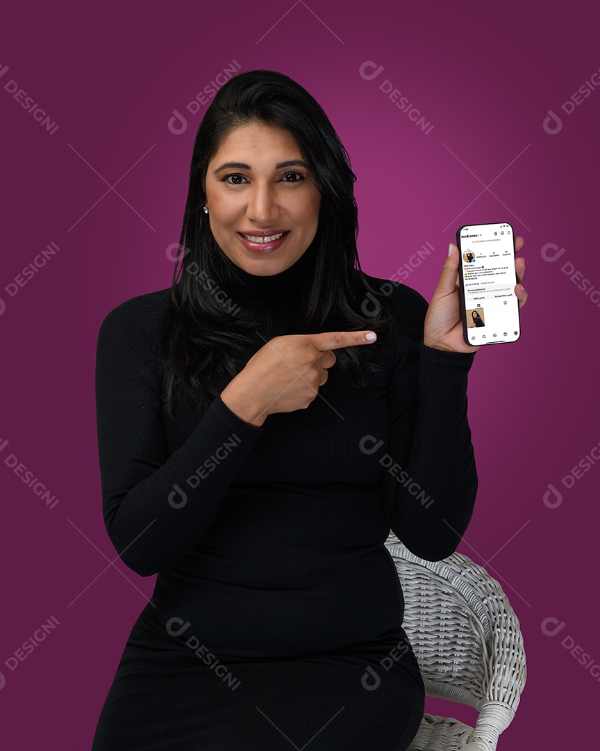 Mulher linda de roupa preta comcelular nas mãos