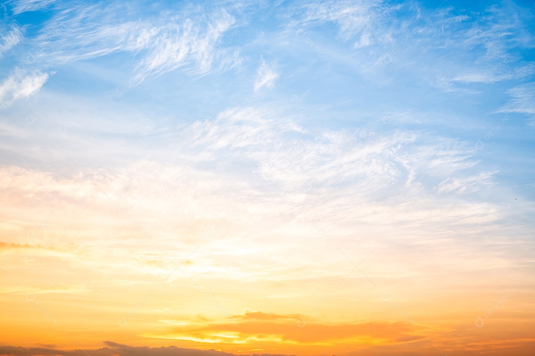 O nascer do sol é decorado com nuvens em vários formatos