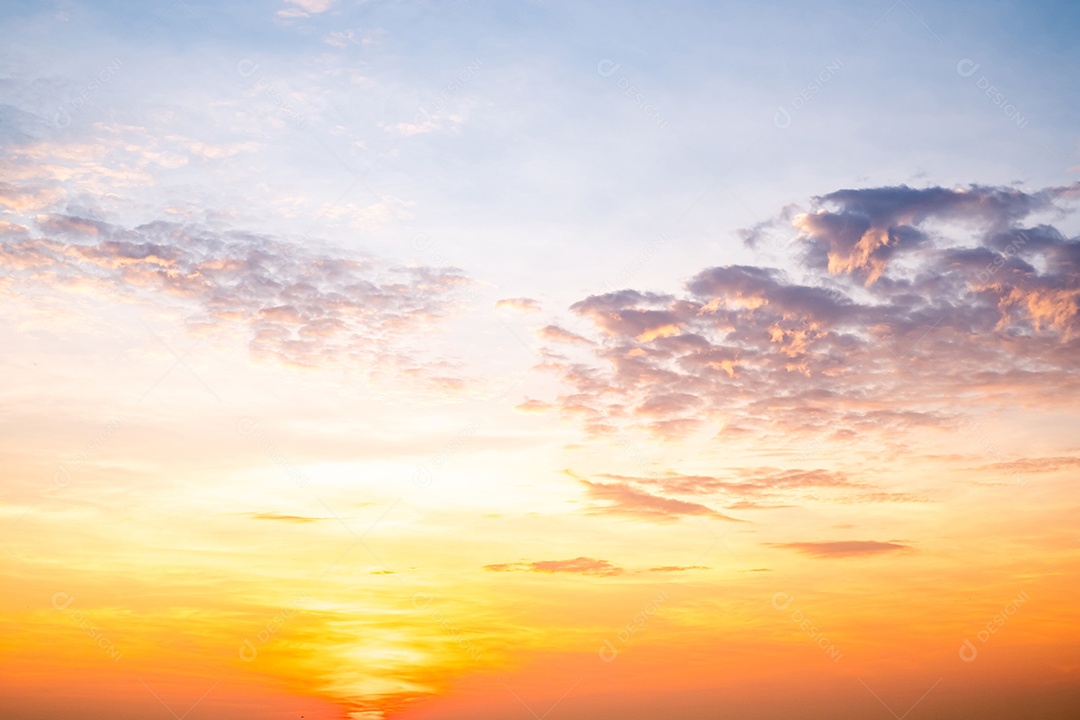 O nascer do sol é decorado com nuvens em vários formatos