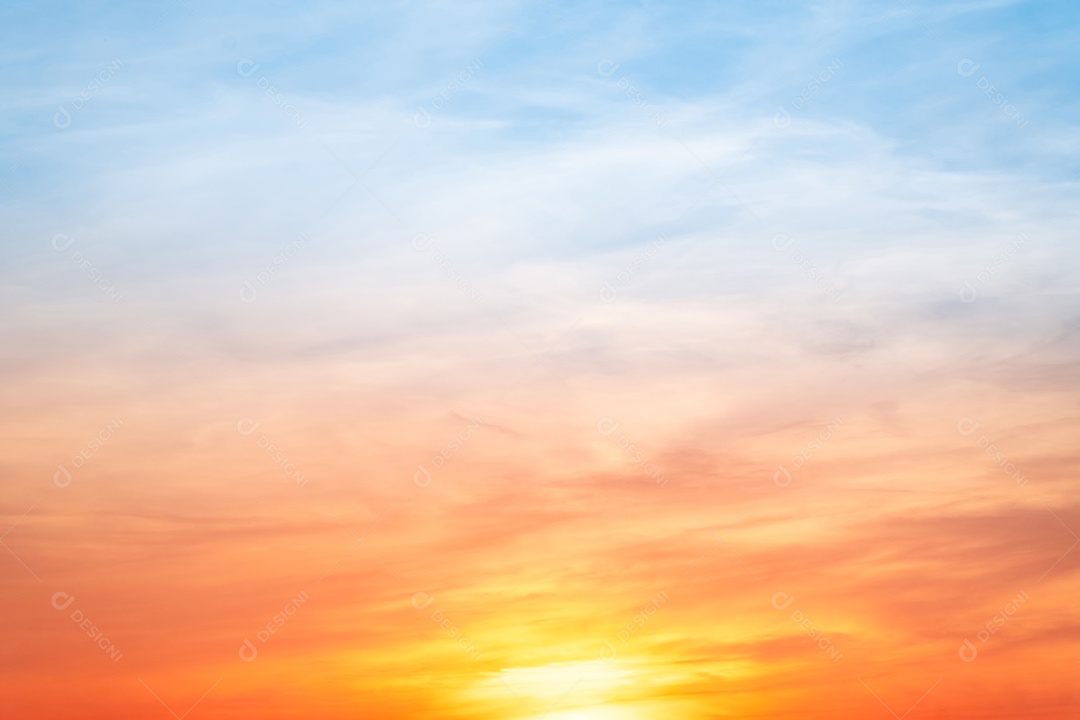 O nascer do sol é decorado com nuvens em vários formatos