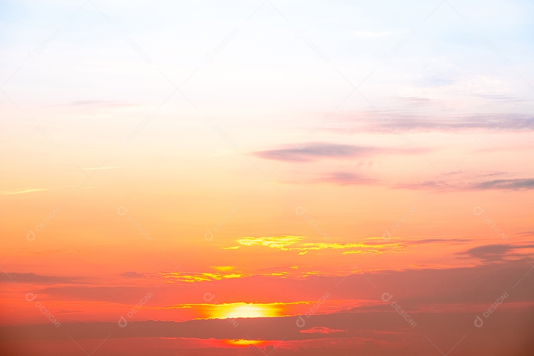 O nascer do sol é decorado com nuvens em vários formatos