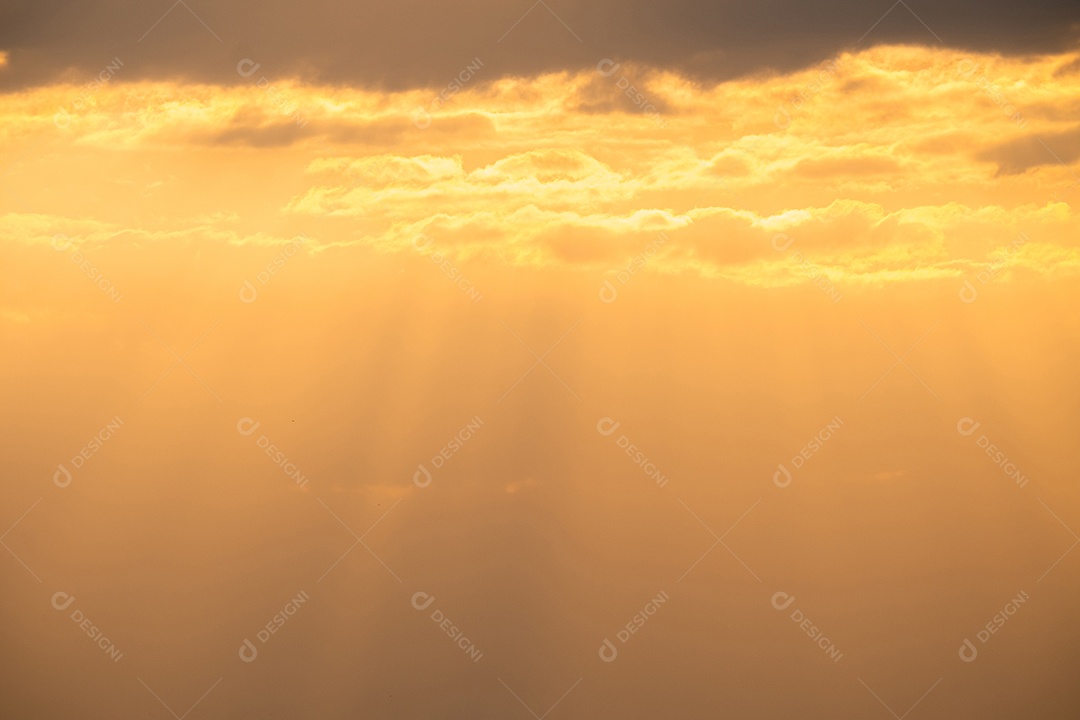 O nascer do sol é decorado com nuvens em vários formatos