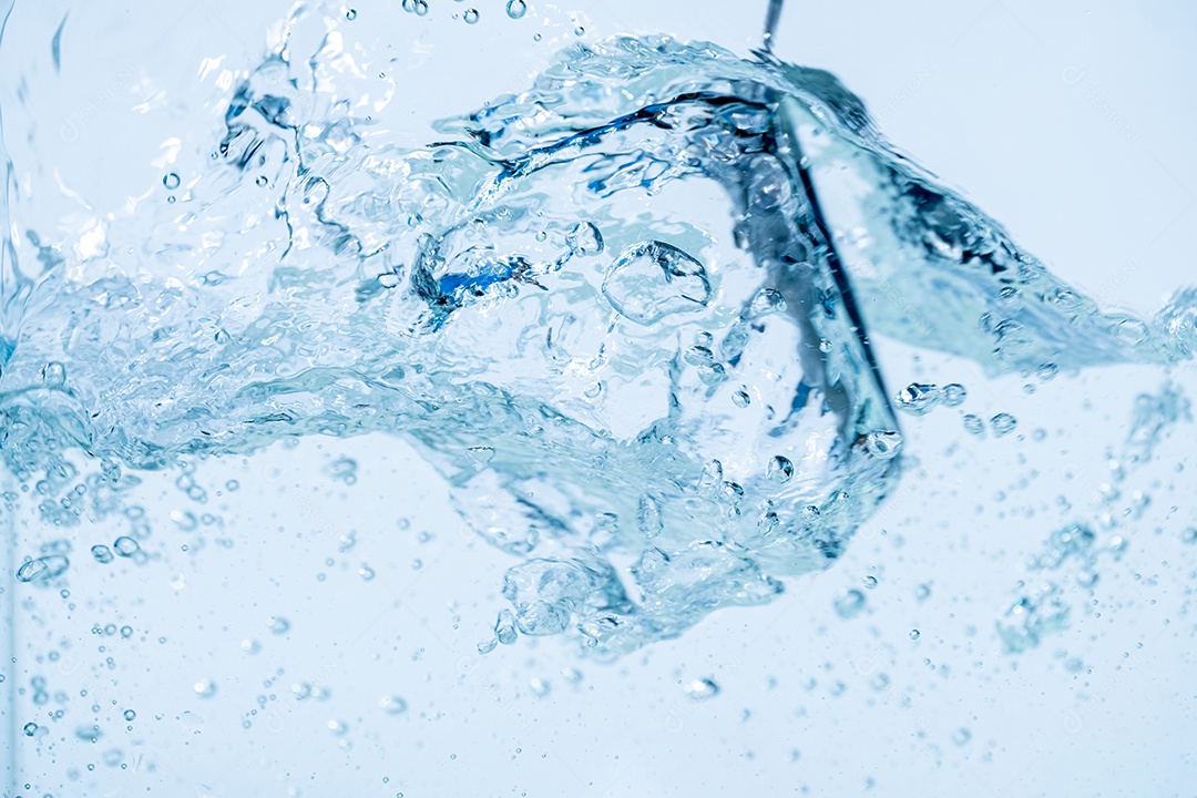 Respingos de água isolados no fundo branco