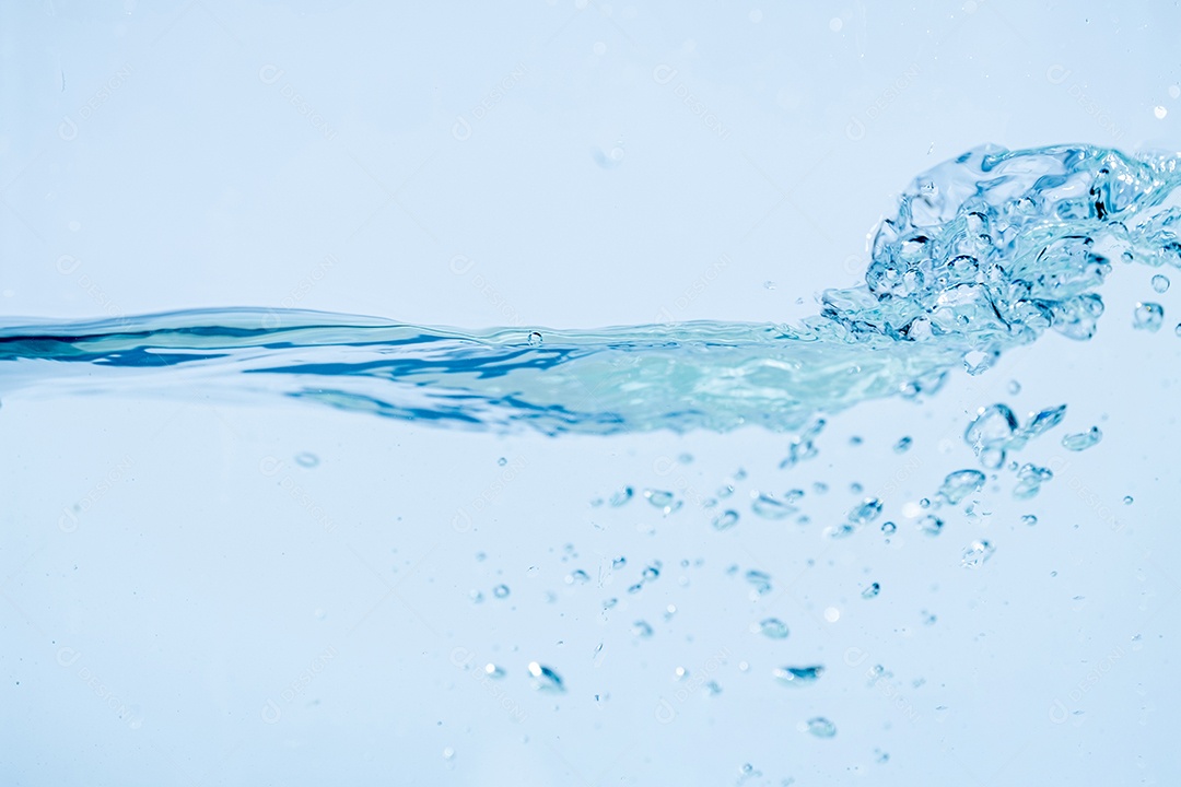 Respingos de água isolados no fundo branco