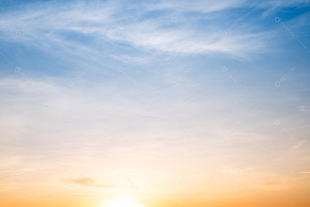 O nascer do sol é decorado com nuvens em vários formatos