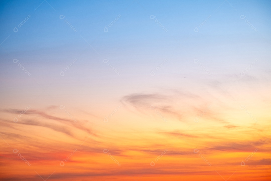 O nascer do sol é decorado com nuvens em vários formatos