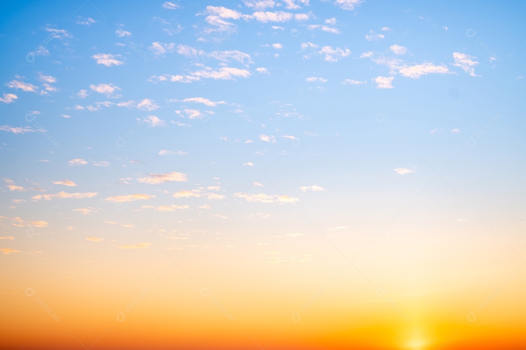 O nascer do sol é decorado com nuvens em vários formatos
