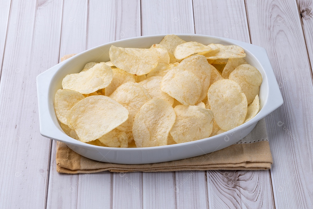 Batatas chips fritas sobre tigela branca