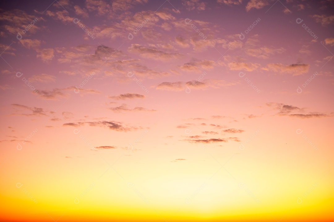 O nascer do sol é decorado com nuvens em vários formatos