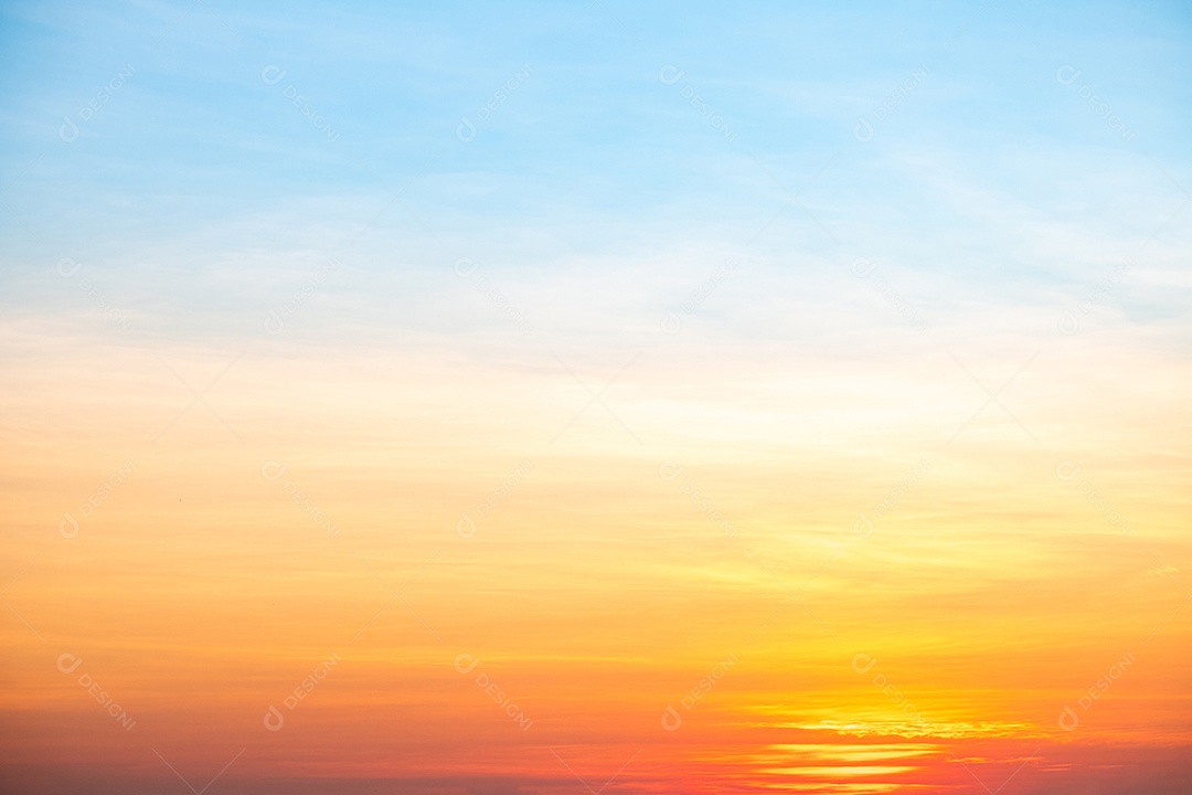 O nascer do sol é decorado com nuvens em vários formatos