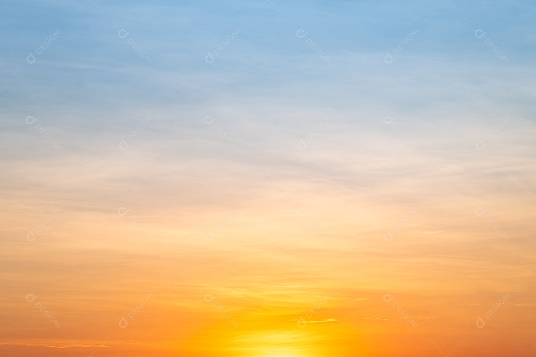 O nascer do sol é decorado com nuvens em vários formatos