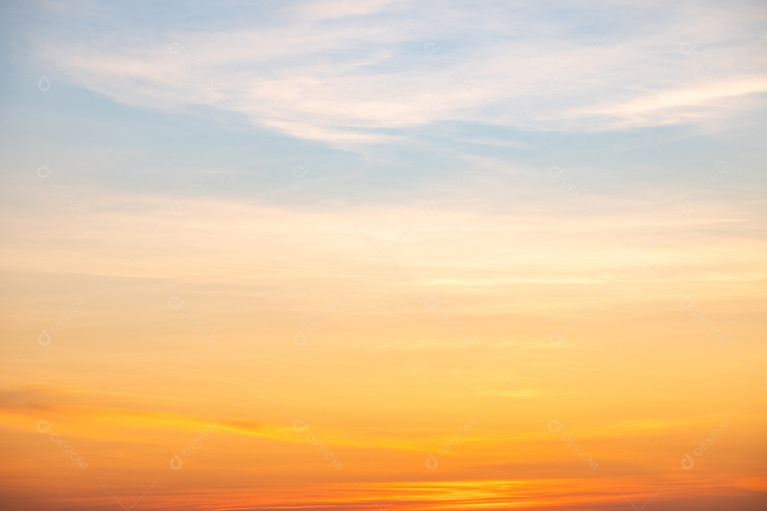 O nascer do sol é decorado com nuvens em vários formatos