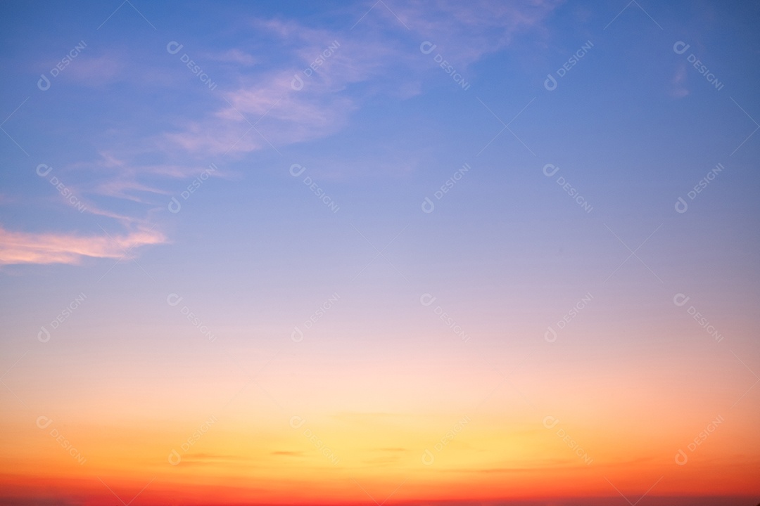 O nascer do sol é decorado com nuvens em vários formatos