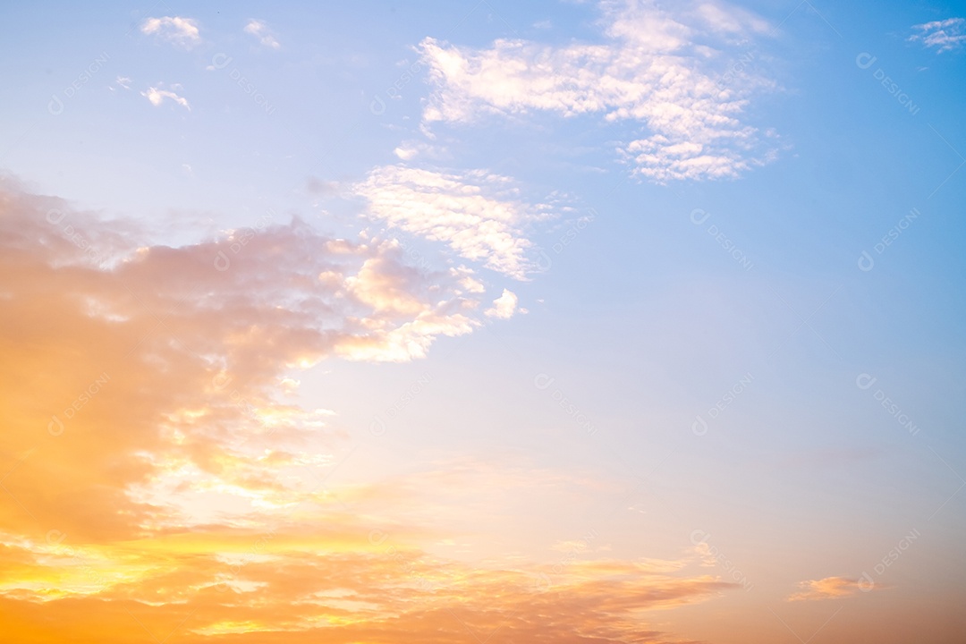 O nascer do sol é decorado com nuvens em vários formatos