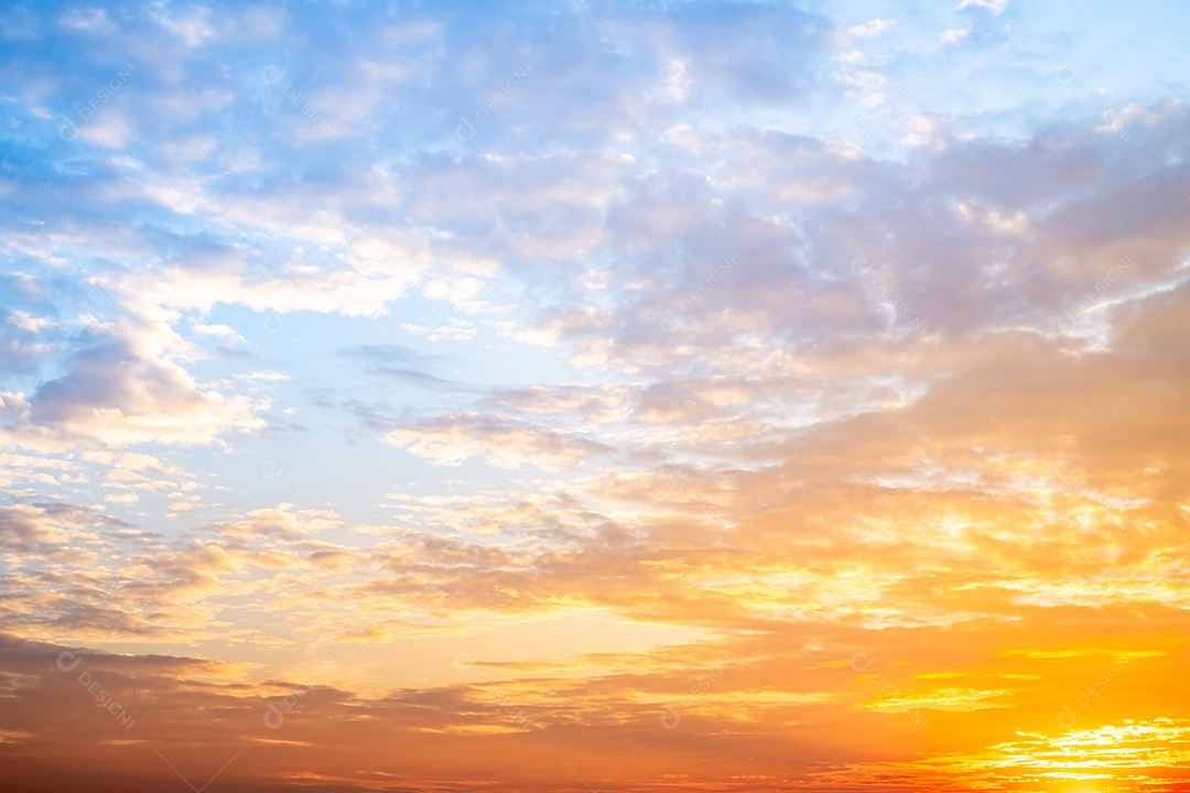 O nascer do sol é decorado com nuvens em vários formatos