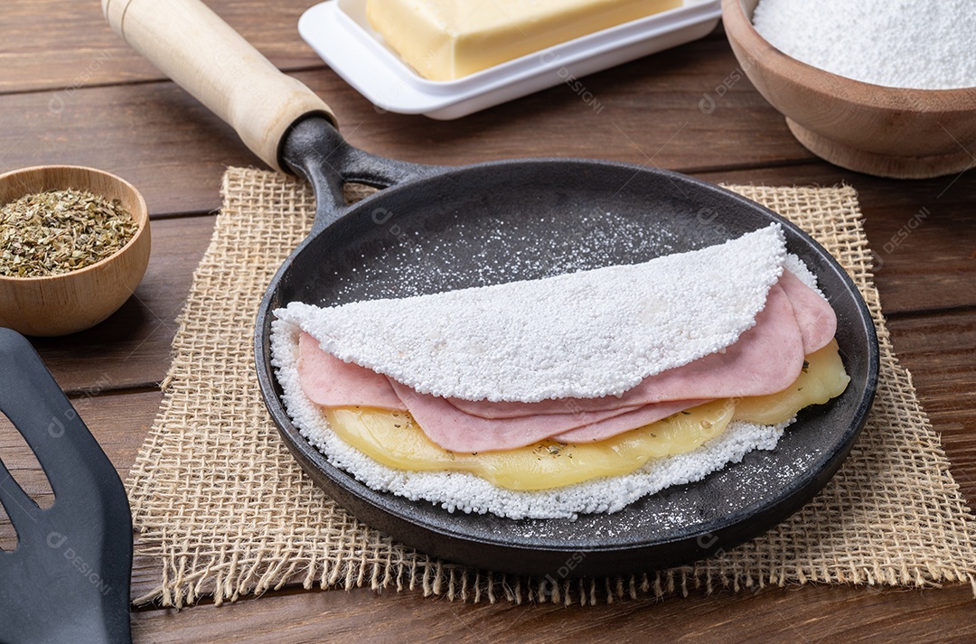 Tradicional queijo brasileiro e presunto recheado com tapioca em uma panela com ingredientes