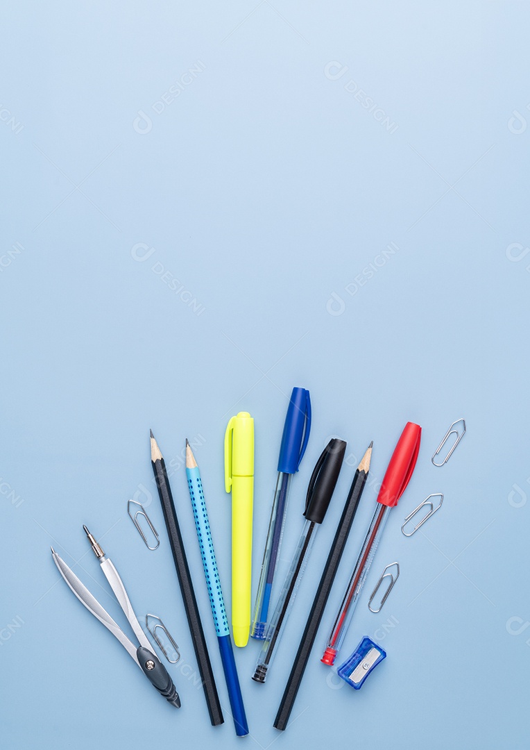 Material escolar sobre fundo azul claro
