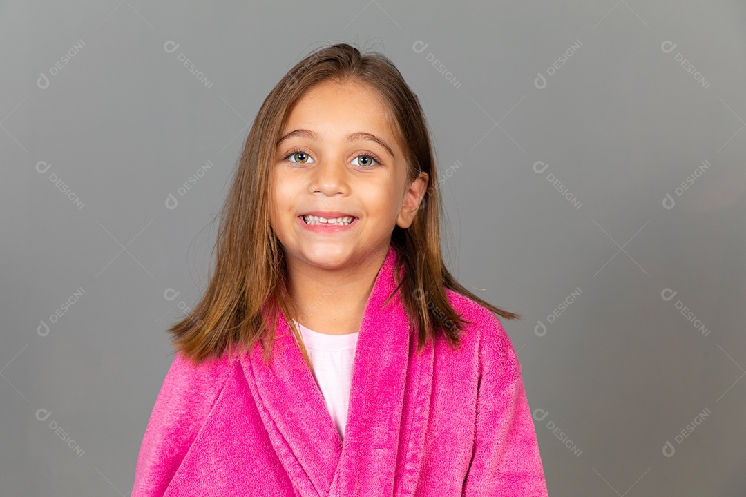Linda menina usando roupão de banho rosa sobre fundo isolado